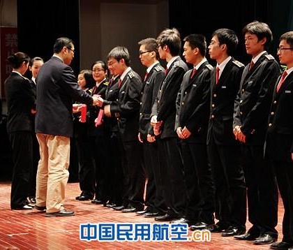 11 为优秀学生发奖
