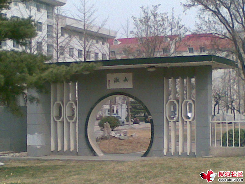 自1985年,该校就倡导大学生文化素质教育,1986年建立了全国工科院校第一座艺术馆。该校主编了《大学美育》教材,在全国高校率先开展美育教学和实践。校园文化建设注重整体规划,充分整合校内外各种资源,每年举办文化节、科技节、体育节和艺术节,注重发挥社会实践和“第二课堂”的育人功能,积极开展丰富多彩的校园文化活动,满足学生提高综合素质的要求.