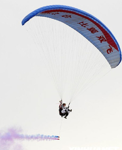 济南飞友乘滑翔伞 来一场浪漫空中婚礼---一览