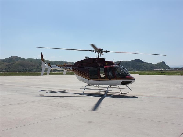 赤峰机场机务首次保障滑橇式直升机贝尔407